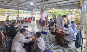 Hình ảnh đẹp của các y, bác sĩ TP Hồ Chí Minh sẻ chia yêu thương với người dân vùng lũ
