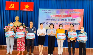TP Hồ Chí Minh: Tặng sổ bảo hiểm xã hội cho người nghèo, người cận nghèo