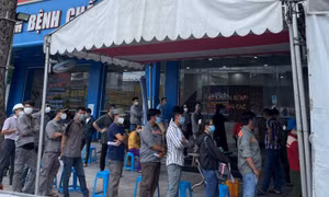 'Loạn' giá dịch vụ xét nghiệm COVID-19 