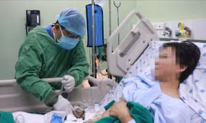 Người mẹ hiến quả thận tốt nhất để cứu con gái bị suy thận giai đoạn cuối