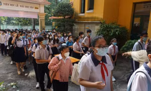  TP Hồ Chí Minh: Phụ huynh và học sinh hồi hộp đi làm thủ tục dự thi tuyển sinh lớp 10