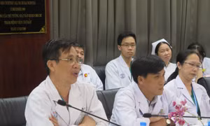 Bác sĩ Bệnh viện Chợ Rẫy nói gì về vụ bị mẹ bệnh nhân tố tắc trách làm chết con trai?