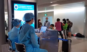 TP Hồ Chí Minh lấy mẫu tầm soát COVID-19 hành khách đến từ 3 sân bay phía Bắc
