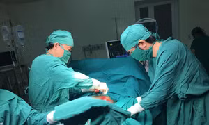 Cấp cứu một phụ nữ nghi bị cướp xông vào nhà trong đêm đâm trọng thương