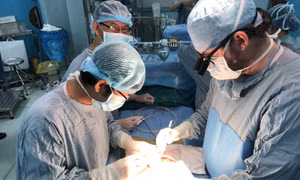 Ông nội hiến gan để ghép cho cháu sinh non 3 tháng