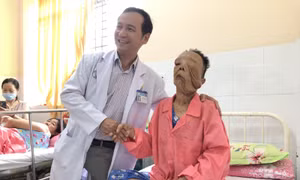 Phẫu thuật cho người phụ nữ có khối bướu nặng 1,7kg 