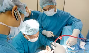  Hút 7 lít dịch trong bụng của người phụ nữ