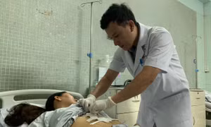 Cắt bỏ khối u đa nang lách 'khổng lồ' nặng 5 kg cho một phụ nữ