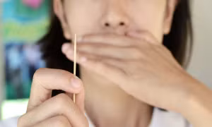 Ngậm tăm tre khi xỉa răng, nhiều người phải cắt bỏ ruột