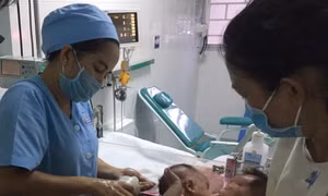 Phẫu thuật tách thành công cặp song sinh nữ dính liền nhau nhỏ tuổi nhất