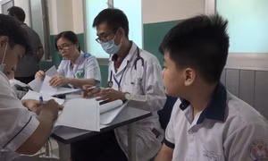 15 học sinh tiểu học đi cấp cứu, nghi ngộ độc sau khi uống trà sữa