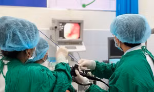 Uống nước khi đang xỉa răng, nam thanh niên bị cây tăm đâm xuyên dạ dày