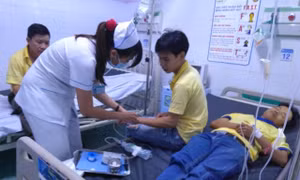 Gần 50 công nhân nhập viện cấp cứu nghi ngộ độc thực phẩm