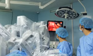 Thai phụ mang song thai thoát ải tử thần nhờ thực hiện phẫu thuật robot