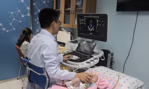 Phẫu thuật khẩn cho bé gái 8 ngày tuổi mắc bệnh tim bẩm sinh