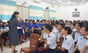 Học sinh thích thú với tiết học chuyên đề Việt Nam học 