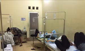 Vụ hàng trăm người ngộ độc thực phẩm sau tiệc cưới: Người dân bảo có, cơ quan chức năng bảo không