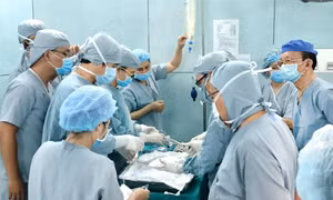 Ca ghép thận xuyên Việt lần đầu tiên ở trẻ em từ người hiến chết não