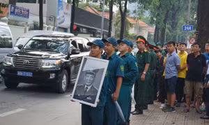 Người dân TP Hồ Chí Minh đứng xếp hàng đón Linh cữu Đại tướng Lê Đức Anh