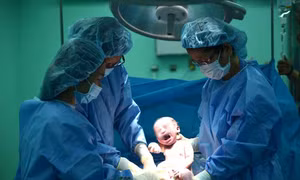 Sản phụ và thai nhi suýt tử vong vì theo trào lưu ‘sinh thuận tự nhiên’