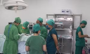 Cấp cứu người đàn ông bị máy cưa cắt ngang bụng