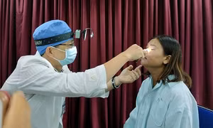 Hy hữu người phụ nữ đứng trước nhà bị đạn bay ‘lạc’ vào mắt