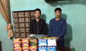 Bắt 2 đối tượng mua bán, vận chuyển 22 kg pháo trái phép
