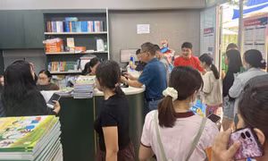 Phụ huynh TP Hồ Chí Minh xếp hàng mua sách giáo khoa xuyên lễ
