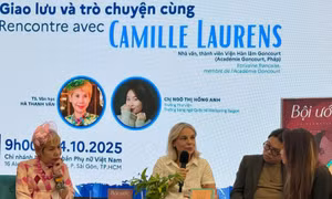 Nhà văn Camille Laurens và nhịp cầu văn học Pháp – Việt