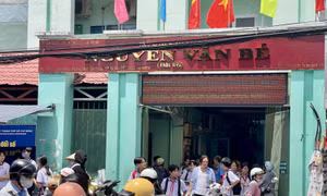 TP Hồ Chí Minh: Phụ huynh tất tả đón con vì trường chưa thực hiện học bán trú
