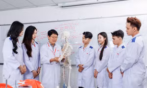 HIU công bố điểm sàn xét tuyển nhóm ngành sức khỏe, luật 2026
