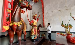 Đến chùa Ông, chui qua bụng ngựa Xích Thố cầu may