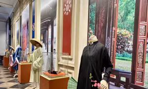 Người trẻ đưa Việt phục trở lại đời sống