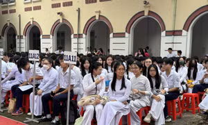 Phụ huynh vất vả đưa đón con khi TP Hồ Chí Minh áp dụng lịch học mới