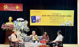 Nhà văn 80 tuổi dành tặng toàn bộ tiền bán sách cho đồng bào vùng lũ