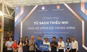 Tặng 2.000 cuốn sách cho tủ sách thiếu nhi của Hội đồng Đội Trung ương