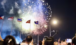 TP Hồ Chí Minh rực rỡ pháo hoa, người dân nô nức vui đón đại lễ 
