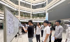 Điểm chuẩn đại học 2025: Phụ huynh, thí sinh 'đứng ngồi không yên' trước giờ công bố
