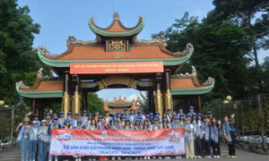 Kiều bào Thái Lan về nguồn ôn lại truyền thống 50 năm