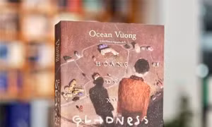 'Hoàng đế xứ Gladness' của Ocean Vuong lọt danh sách best seller New York Times