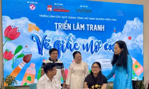 Cô bé 14 tuổi bán tranh gây quỹ cho nữ sinh nghèo