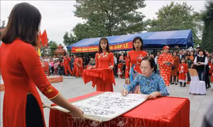 Khai bút đầu xuân tại Khu tưởng niệm vương triều Mạc 