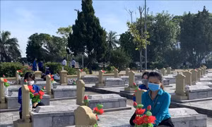 Tuổi trẻ Hà Tĩnh dâng 6.000 đóa sen hồng lên mộ Liệt sĩ