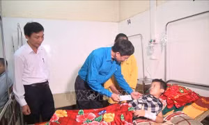Công đoàn Giáo dục Việt Nam thăm hỏi giáo viên, học sinh bị truy sát ở Thanh Hóa