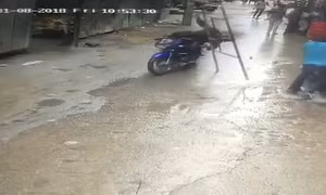 Khoảnh khắc giàn giáo từ tầng 4 rơi trúng đầu người đi đường