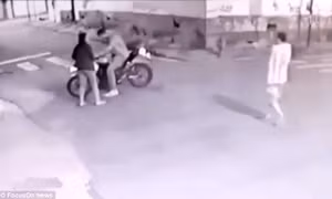 Cướp nhầm cảnh sát, tên côn đồ bị bắn chết tại chỗ