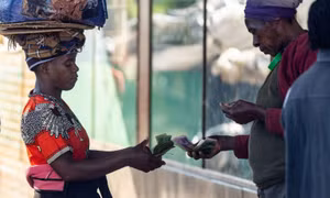 Tờ tiền mệnh giá lớn nhất của Zimbabwe chỉ đổi được 6 xu Mỹ