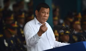Tổng thống Duterte phản pháo Mỹ vì bị ngăn mua tàu ngầm Nga 