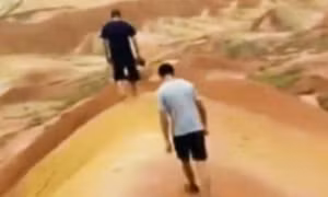 Du khách Trung Quốc đăng clip khoe phá tan tành địa mạo 100 triệu năm
