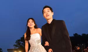 Cha của Song Jong Ki buồn rầu, không ra khỏi nhà từ ngày con ly hôn